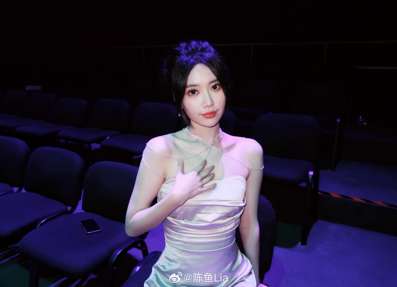 永劫無間官方主持人陳魚曬照：這長腿！真是沉魚落雁之姿?