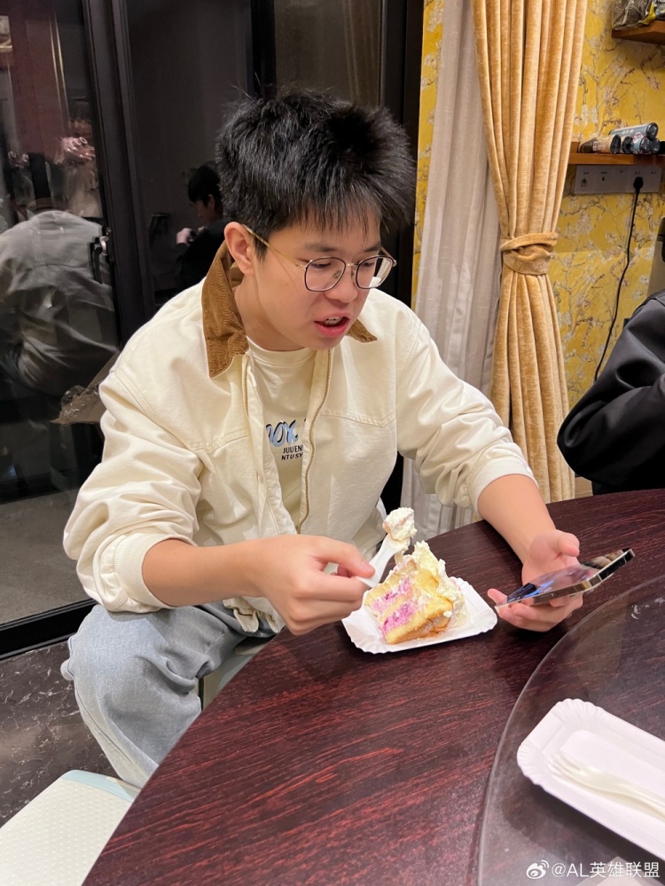 AL分享Xiaohao近照：這是Xiaohao加入我們大家庭的第1500天